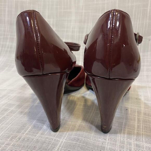 Etienne Aigner Burgundy Suede and Patent Leather T Strap Heels Womens 6 - Picture 4 of 10